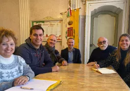 La cabina di regia insediata questa mattina nel palazzo comunale. Da sinistra Monica Bertarelli, assistente sociale del Consorzio socio-assistenziale del Cuneese, Stefano Ribero, sindaco di Villar San Costanzo, Giancarlo Armando sindaco Tarantasca,  Giuliano Degiovanni sindaco Rossana, Tommaso  Alfieri presidente dell’Ospedale civile di Busca, Beatrice Aimar vicesindaca e assessora all’Assistenza, servizi sociali e servizi alla persona